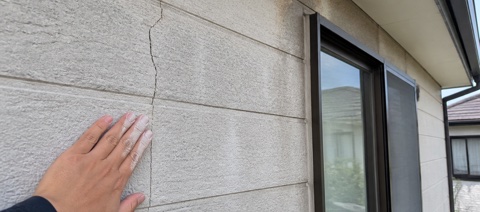 外壁のひび割れや雨漏りが心配な住まい
