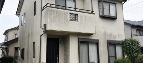 外壁の汚れや色あせが目立つ住まい
